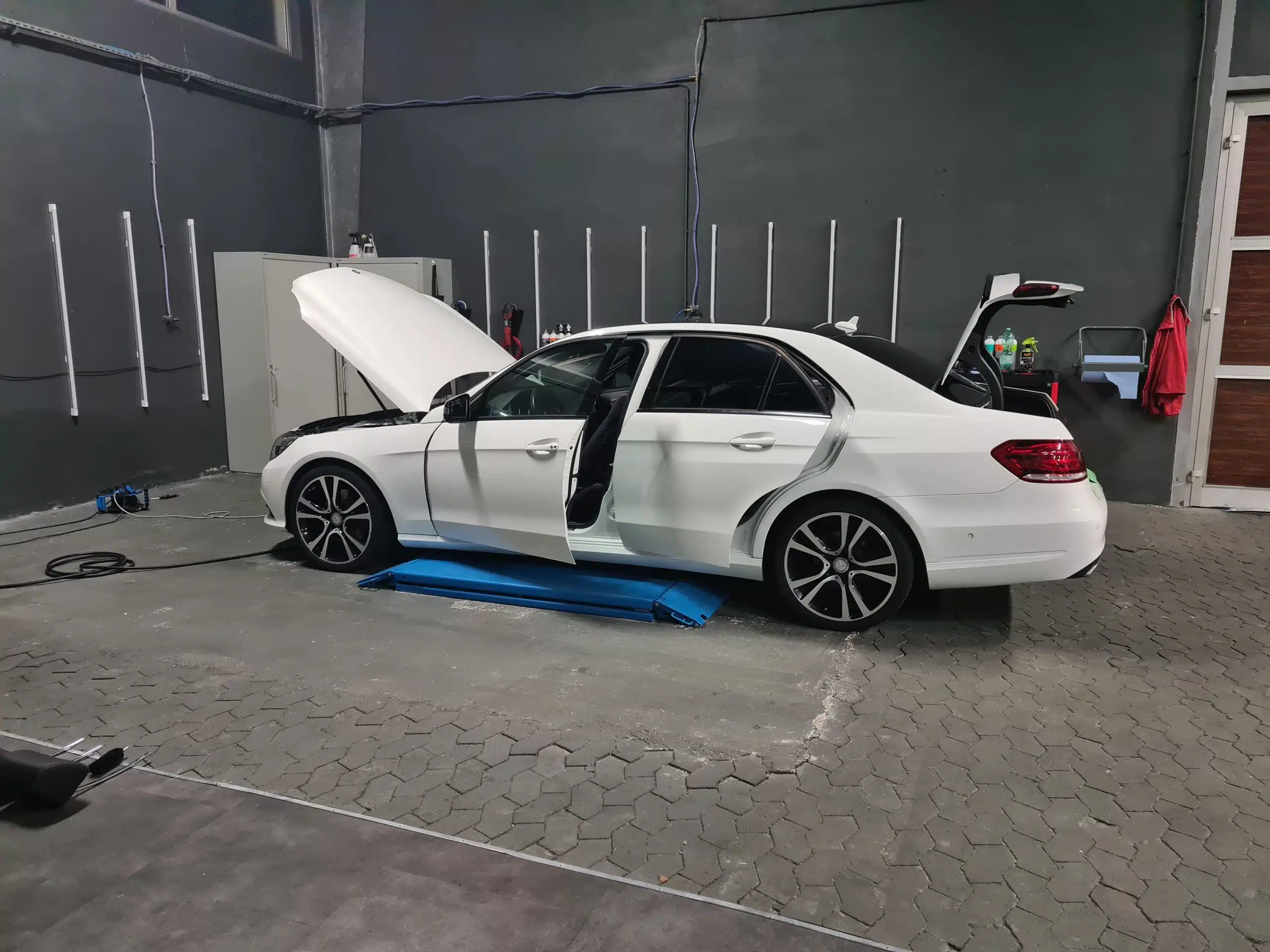 Car&CleanCenter Andernach - Fahrzeugaufbereitung weißer Mercedes in der Halle zur Reinigung