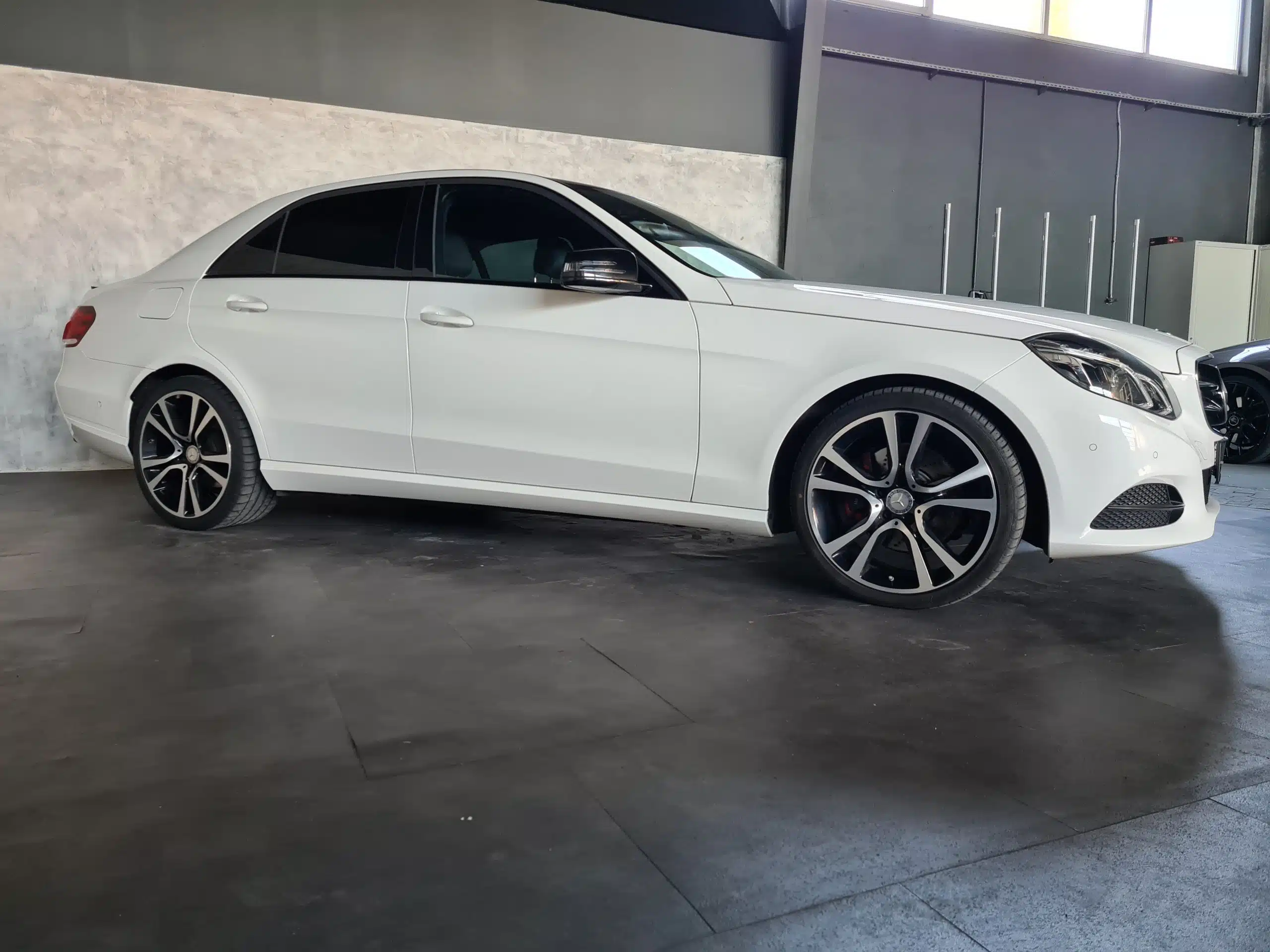 Car&CleanCenter Andernach - perfekt aufbereitetes weißes Auto mit profi Equipment aufbereitet.