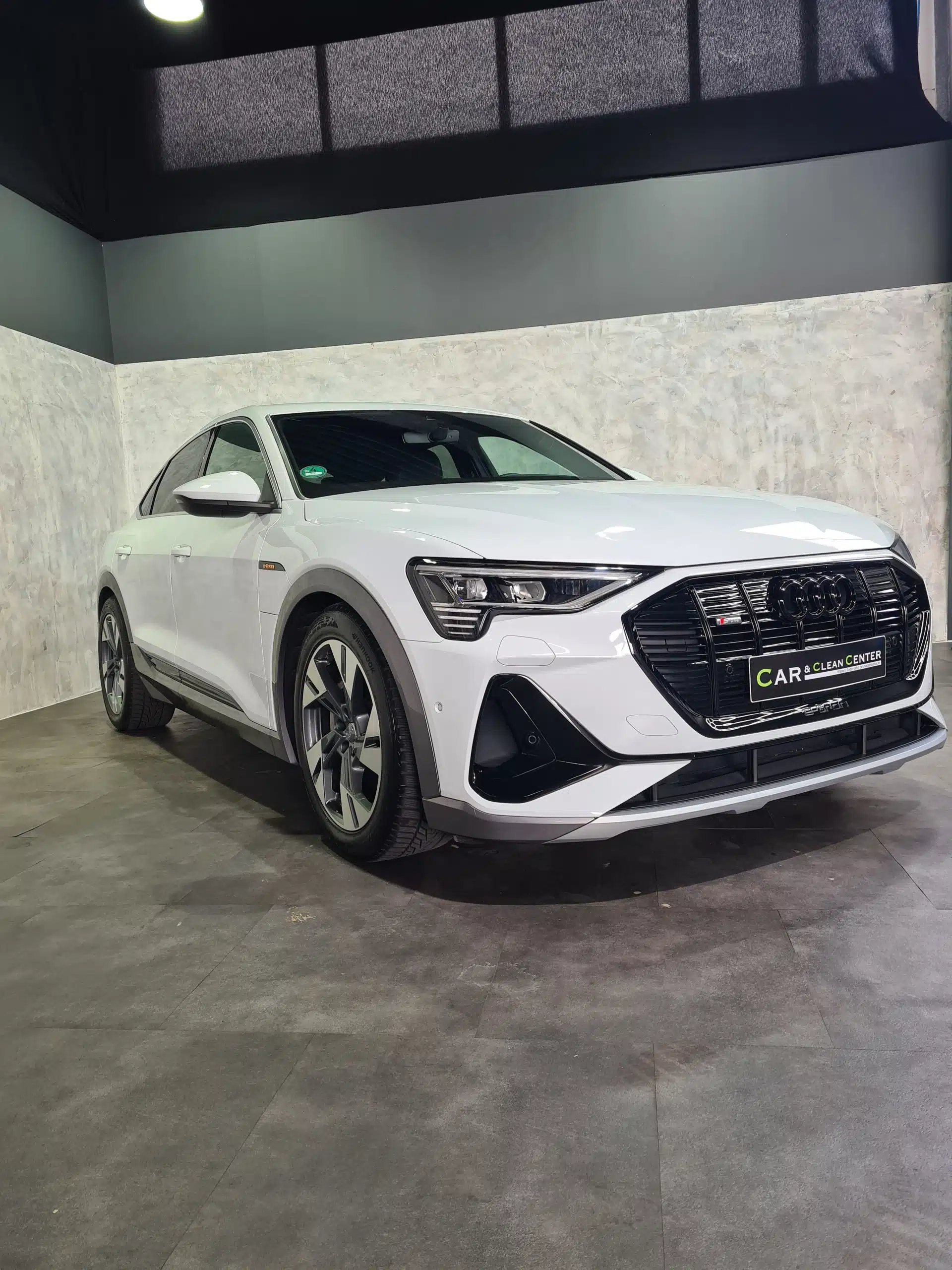 Car&CleanCenter Andernach - weißer Audi fertig aufbereitet mit perfektem Finish