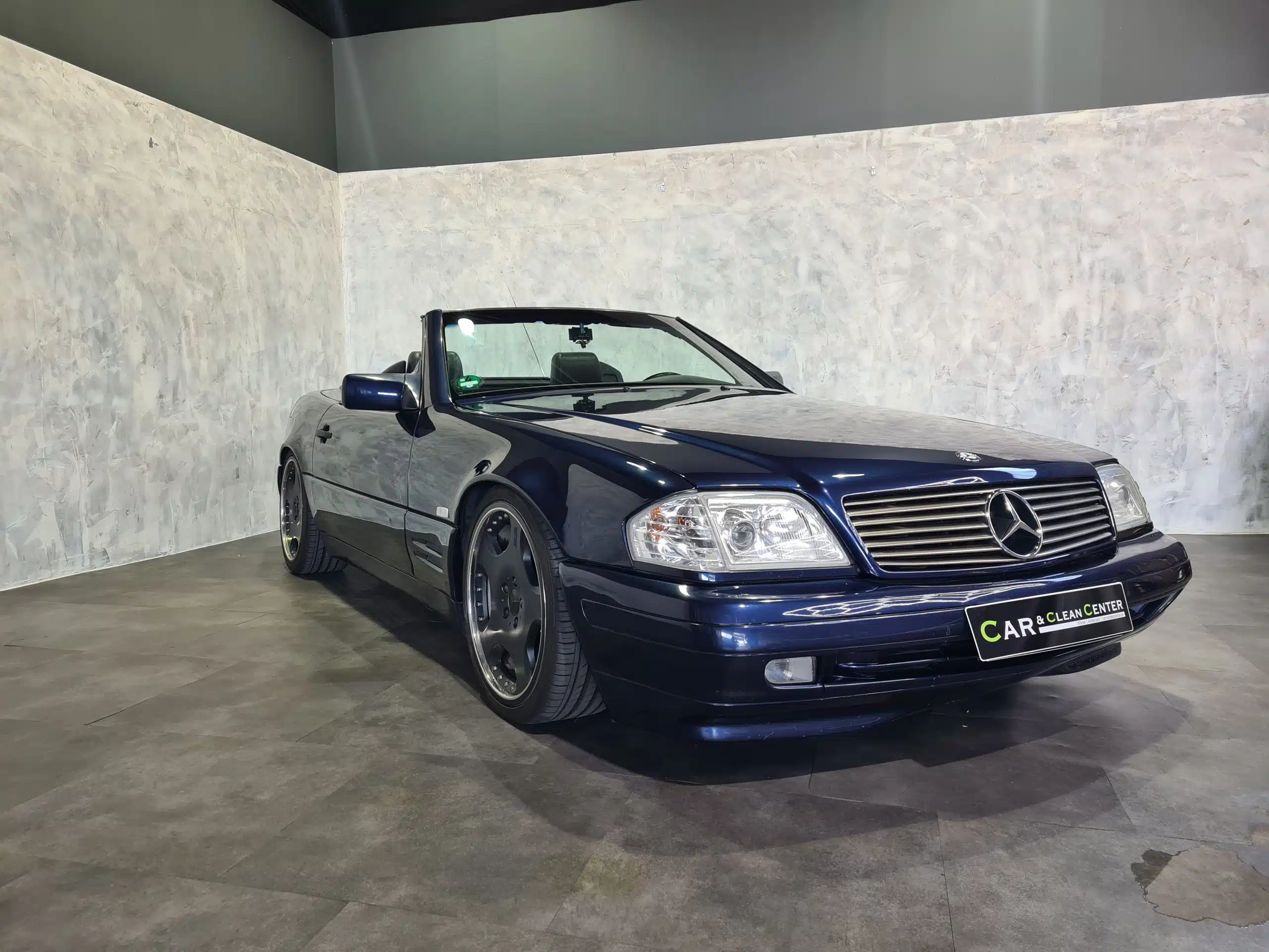 Blauer Mercedes Cabrio-Klassiker nach professioneller Aufbereitung im Präsentationsbereich des Car & Clean Centers.