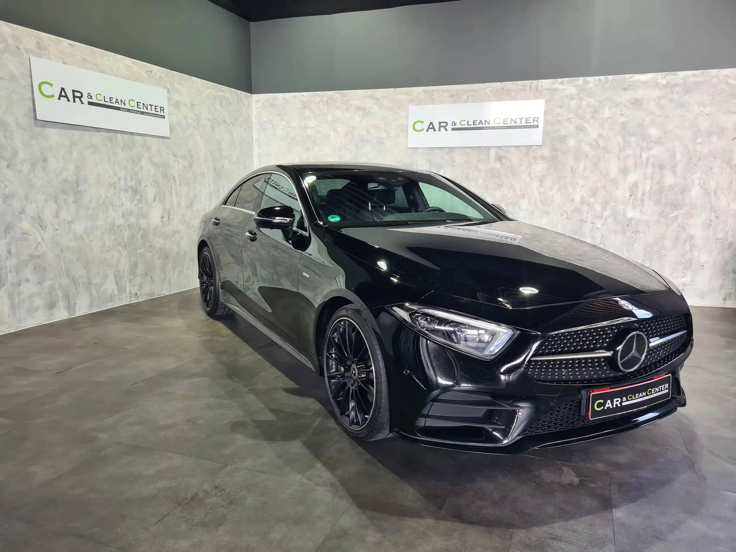 Schwarzer Mercedes CLA nach professioneller Fahrzeugaufbereitung im Car & Clean Center.