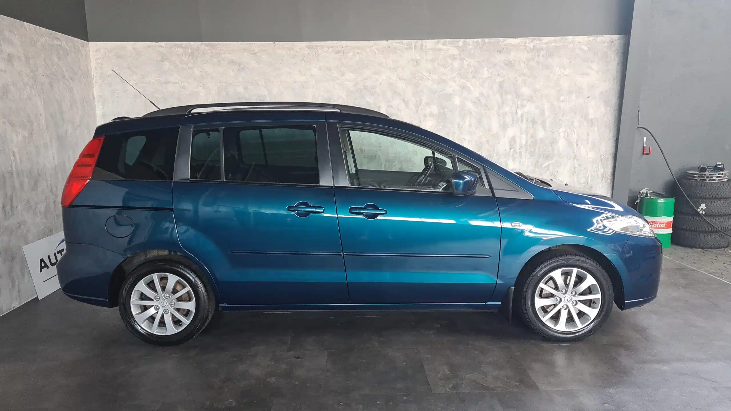 Blauer Mazda 5 nach professioneller Fahrzeugaufbereitung im Studio vom Car & Clean Center.