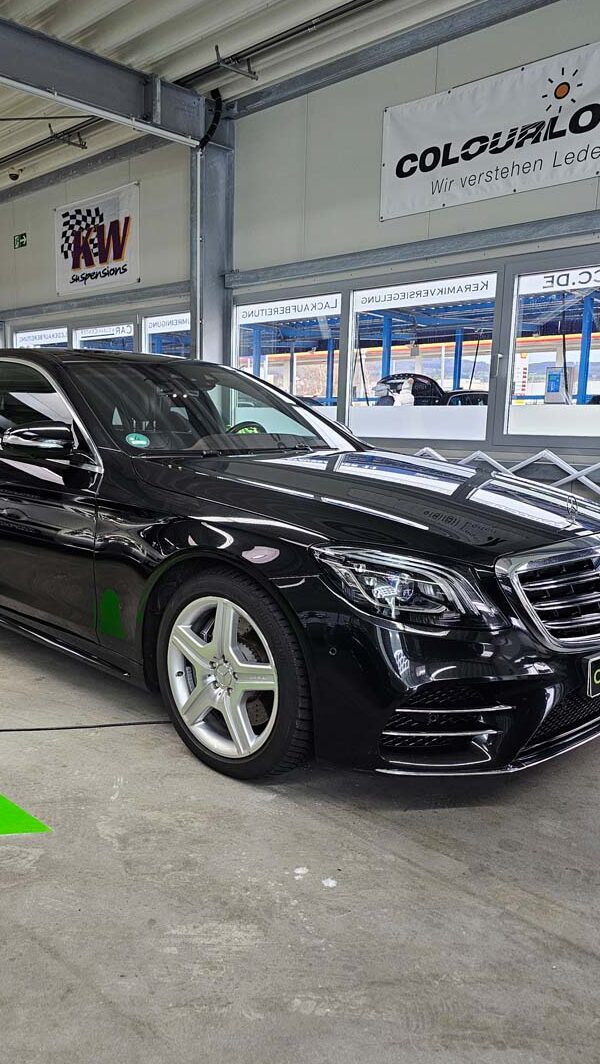Schwarze Mercedes-Limousine im Detailing-Bereich des Car & Clean Centers nach professioneller Fahrzeugaufbereitung.