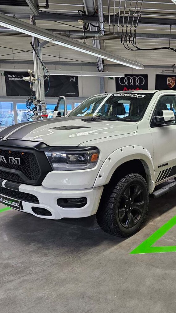 Weißer RAM Pickup nach professioneller Fahrzeugaufbereitung im Car & Clean Center.