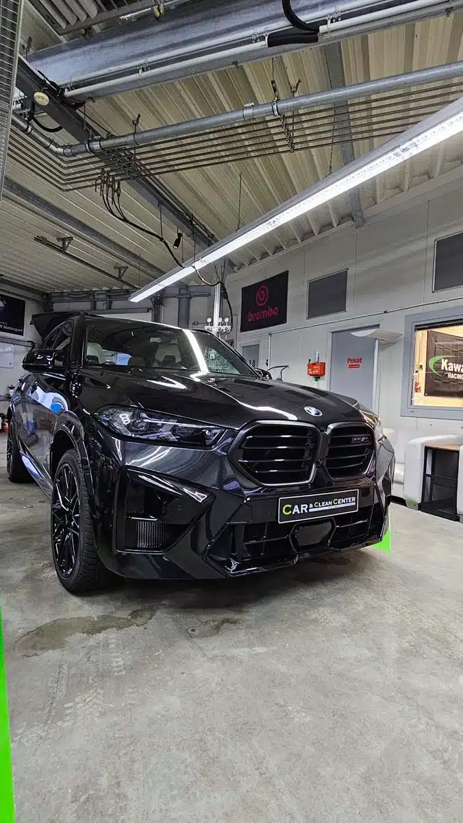 Car&CleanCenter Andernach - schwarzer BMW SUV perfekt aufbereitet.