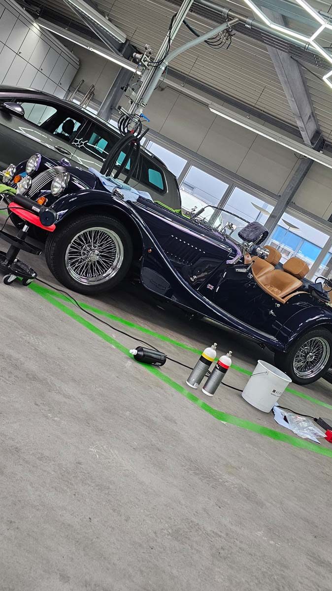 Klassischer Roadster im Car & Clean Center während der Fahrzeugaufbereitung.