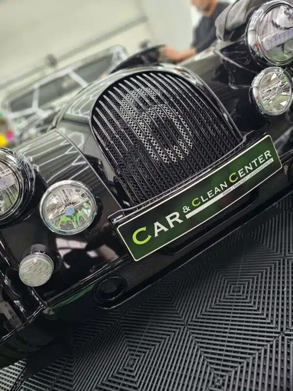 Hochglanz Oldtimer nach professioneller Fahrzeugaufbereitung bei Car & Clean Center Andernach