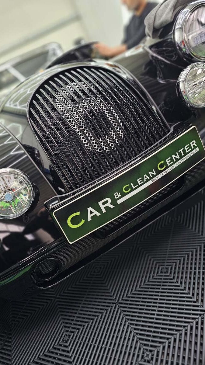 Hochglanz Oldtimer nach professioneller Fahrzeugaufbereitung bei Car & Clean Center Andernach