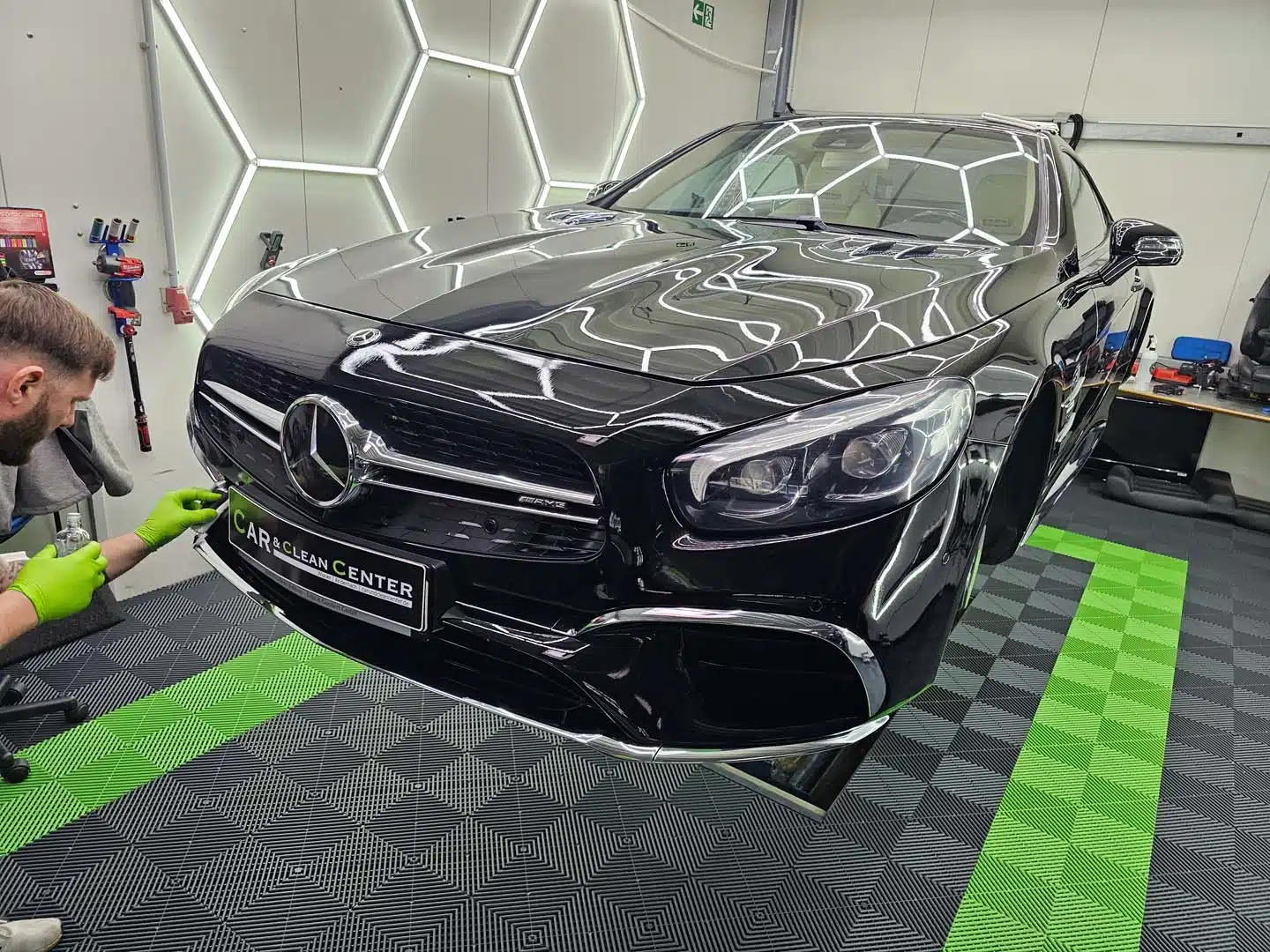 Car&CleanCenter Andernach - aufbereiteter Mercedes auf Hebebühne