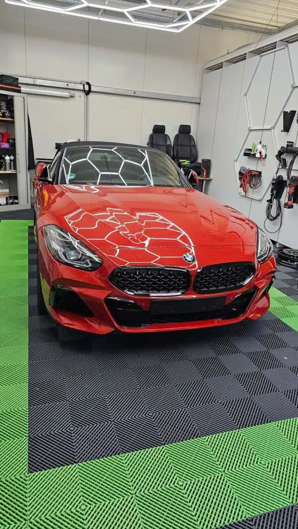 Roter BMW Z4 nach Fahrzeugaufbereitung und Hochglanzpolitur bei Car & Clean Center Andernach