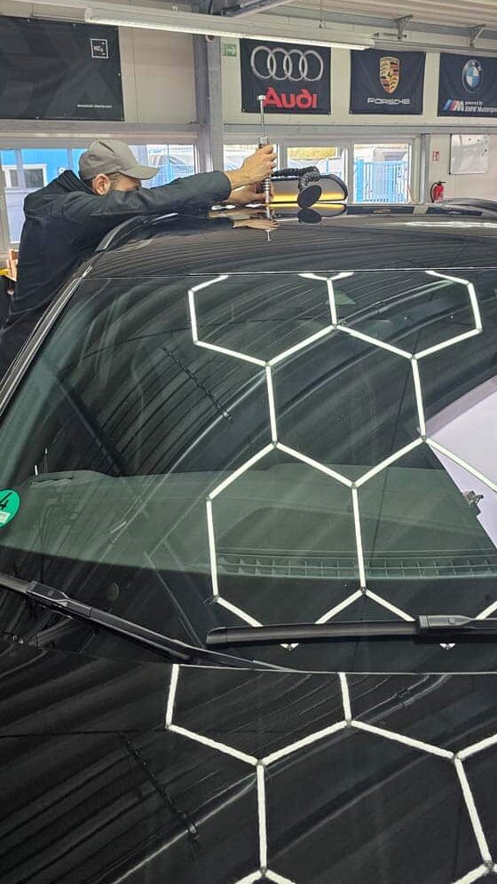 Fahrzeugaufbereitung Andernach - Lackaufbereitung auf schwarzem Auto mit Arbeitslicht