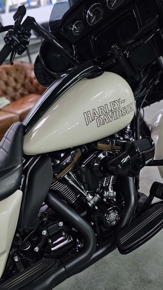 Harley-Davidson Motorrad mit frisch aufbereitetem cremefarbenen Tank und glänzendem Motorblock.