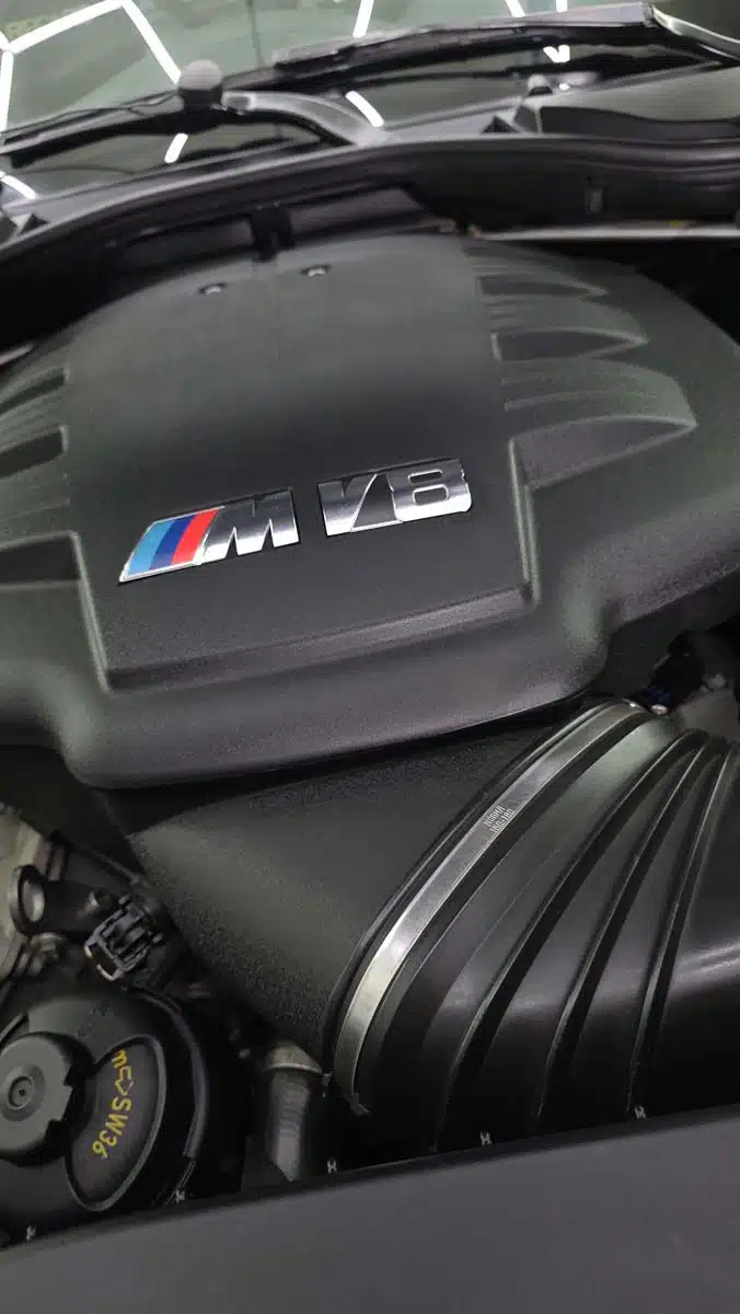 Detailaufnahme eines BMW M V8 Motors nach professioneller Motorraumreinigung.