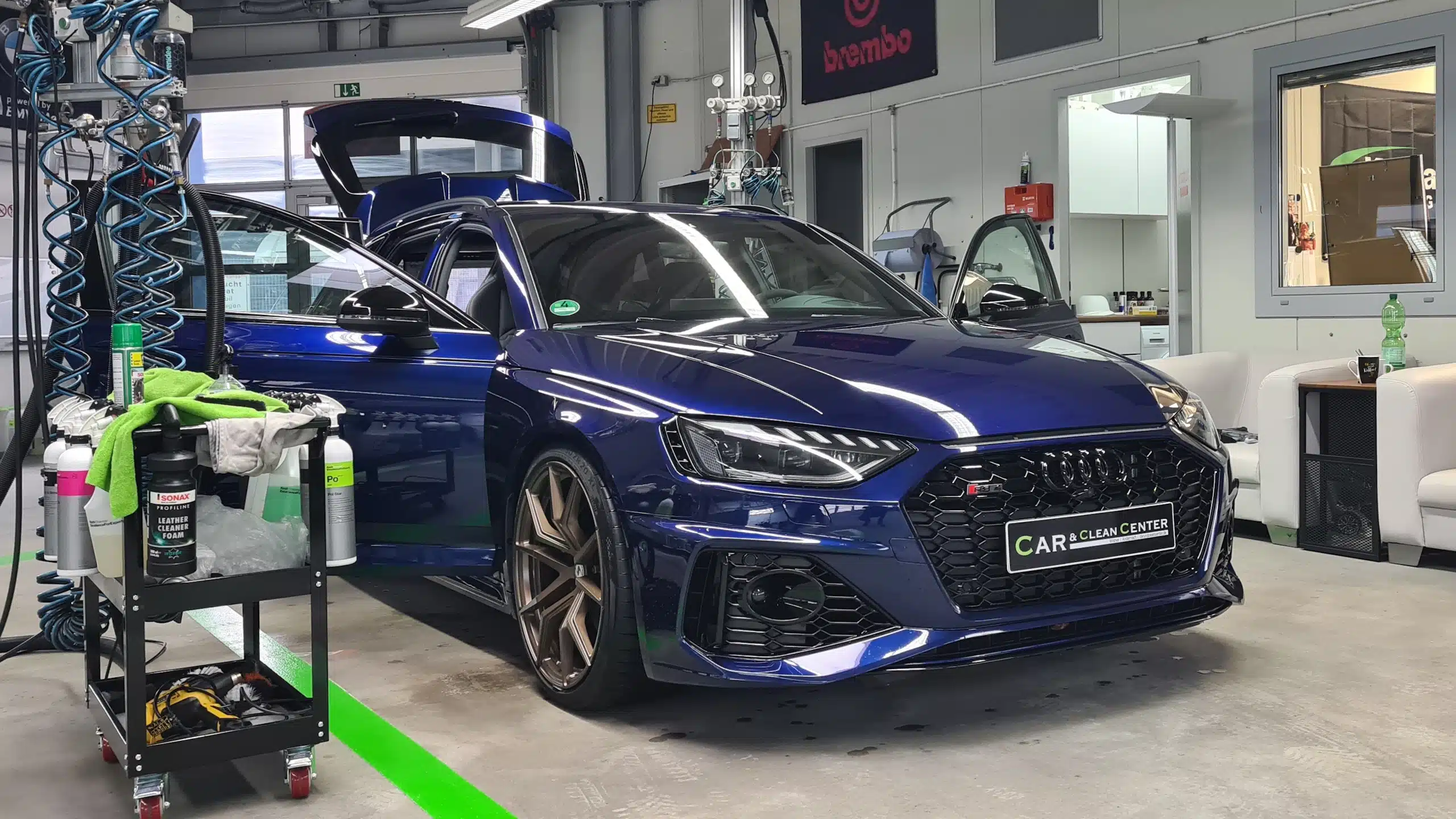 Auto in der Werkstatt während des Keramikcoating-Auftrags.