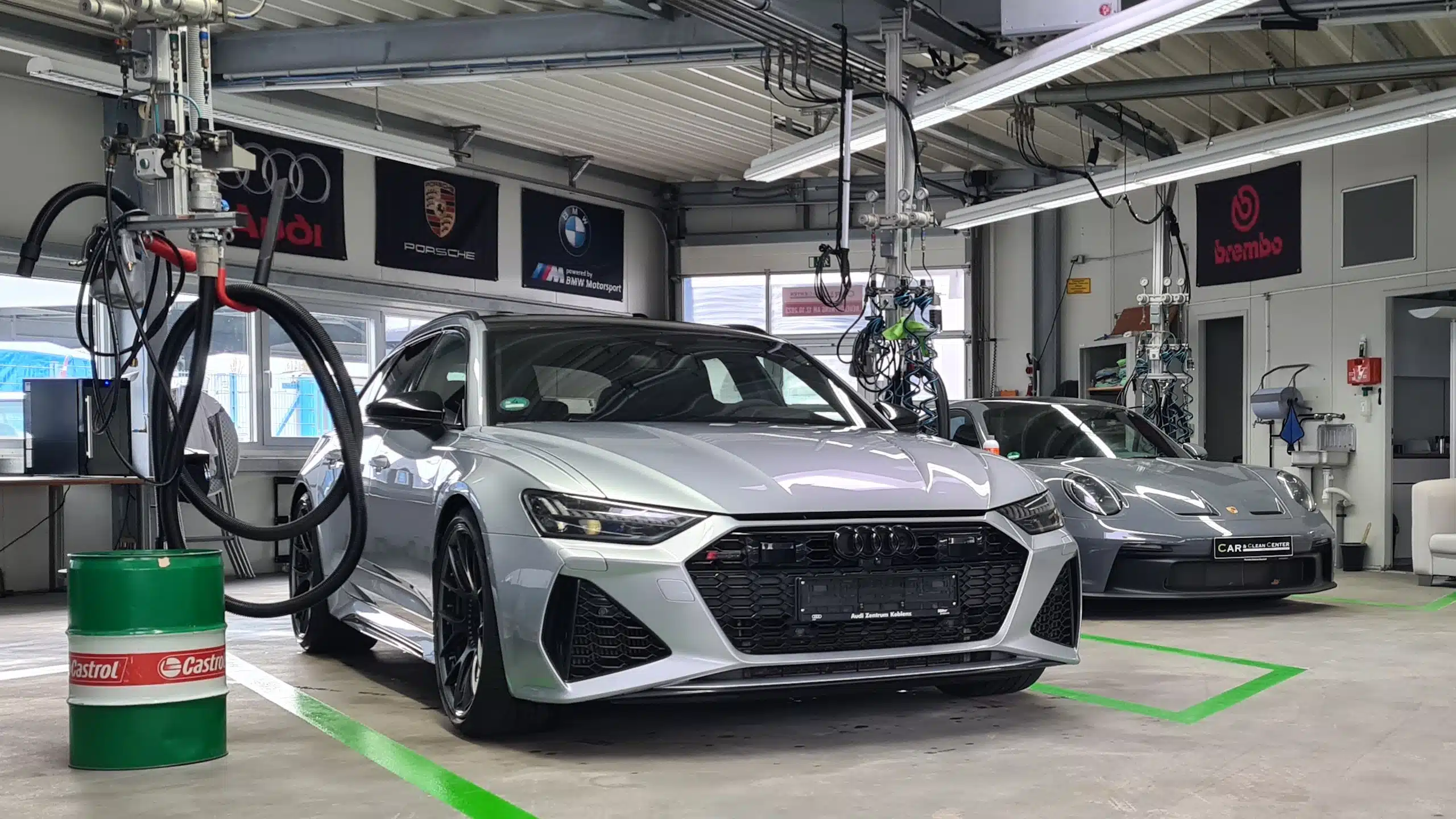 Detailaufnahme der glänzenden Lackoberfläche nach Keramikversiegelung.