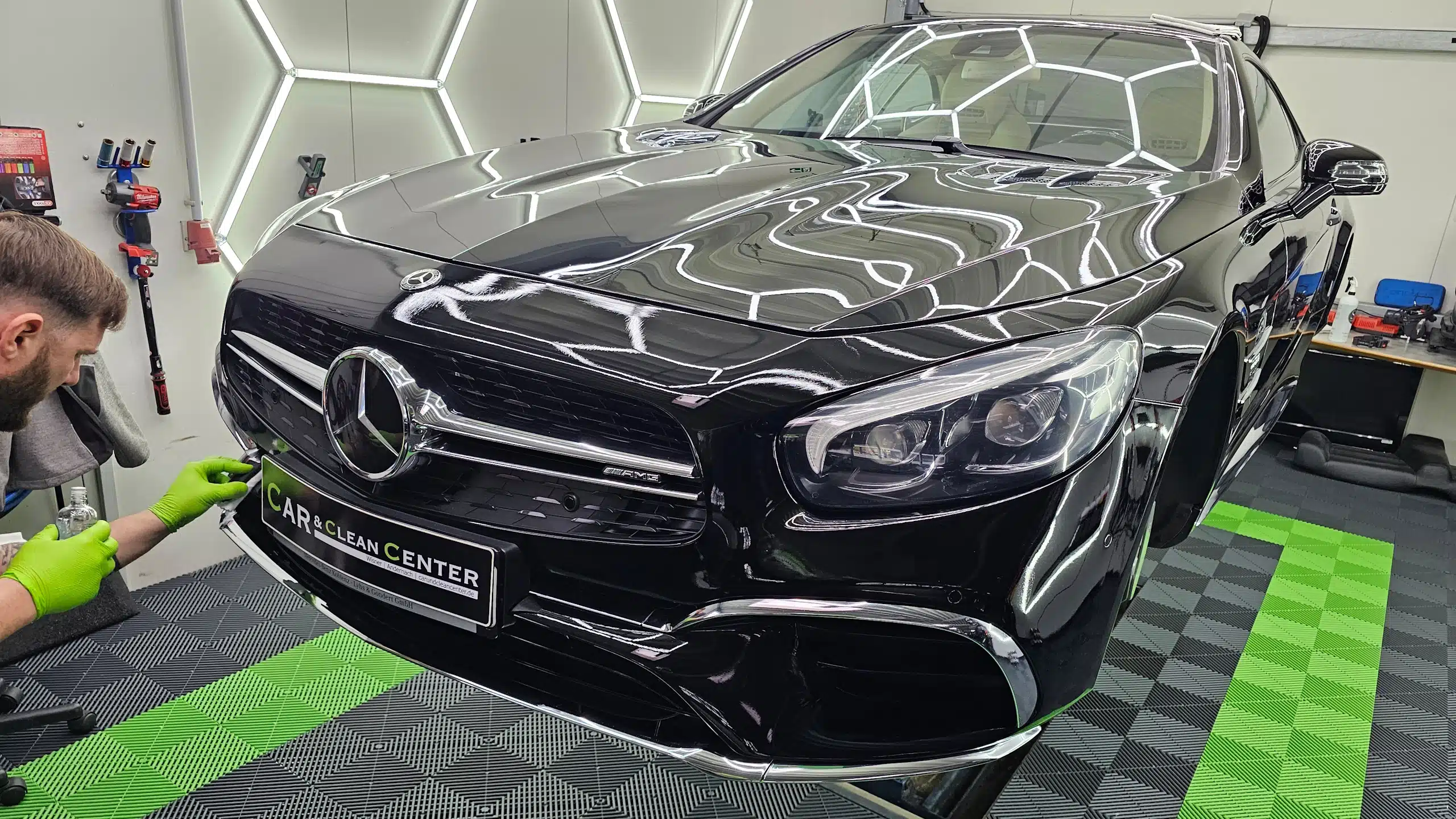 Glänzender Fahrzeuglack nach einer intensiven Aufbereitung. Car & Clean Center