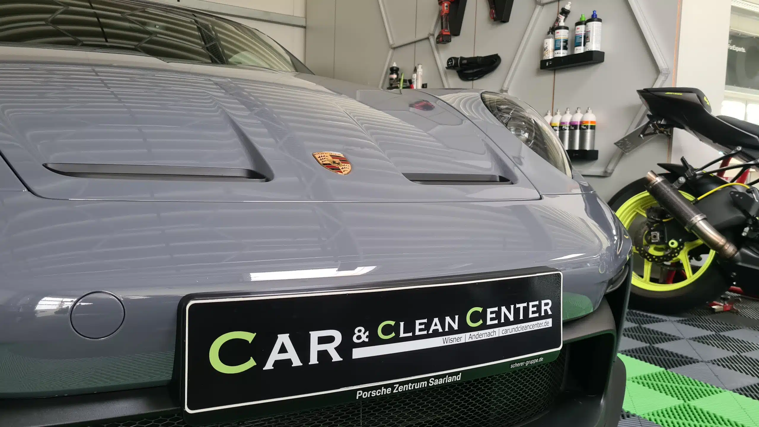 Fahrzeug mit frischer Keramikversiegelung und Tiefenglanz.