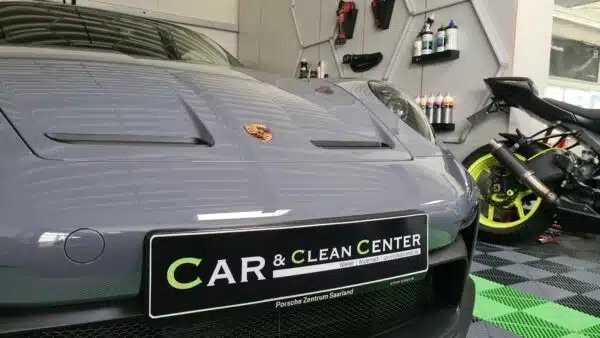 Fahrzeugpolitur mit Spiegelglanz-Finish bei C&C Andernach.